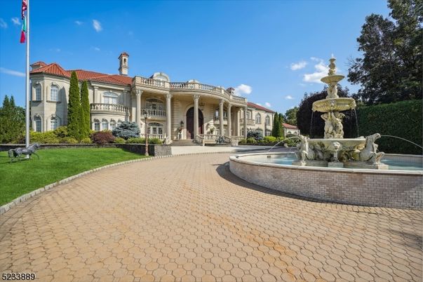 Exterior, Facade, Pool, Mediterranean