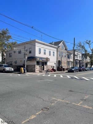 Attached, Exterior, Facade, Rowhouse