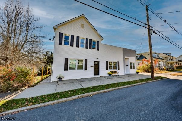 Exterior, Facade, Farmhouse