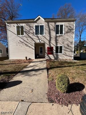 Exterior, Facade, Raised Ranch