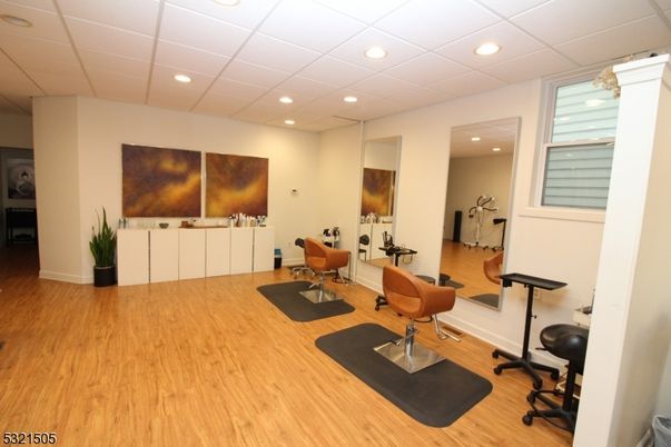 Fitness Equipment, Interior, Recessed Lighting, Wood Texture Flooring