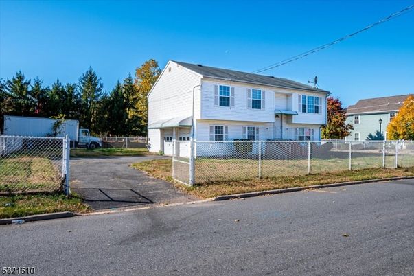 Exterior, Facade, Raised Ranch