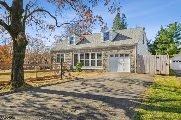 Attached, Exterior, Facade, Cape Cod