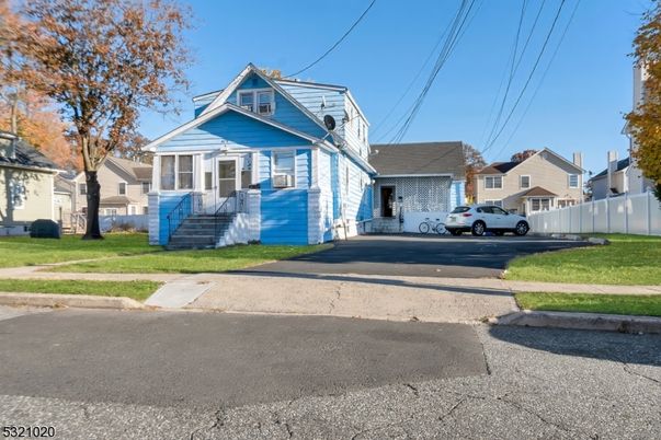 Exterior, Facade, Cape Cod