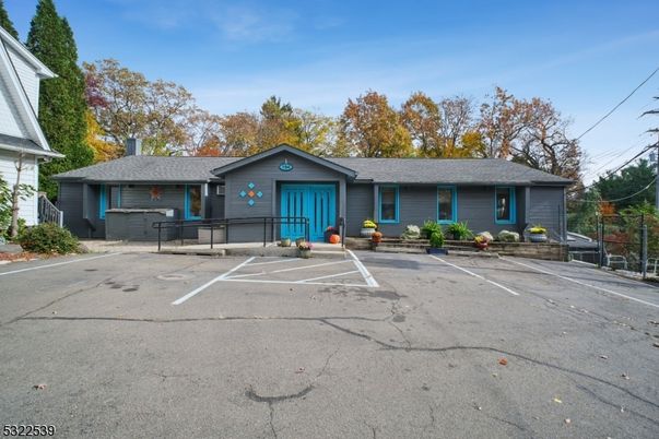 Exterior, Facade, Ranch