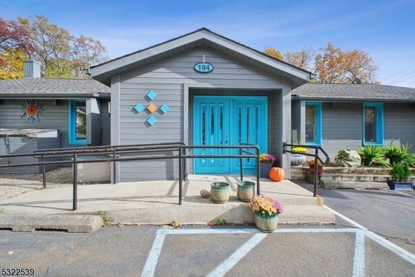 Exterior, Facade, Ranch