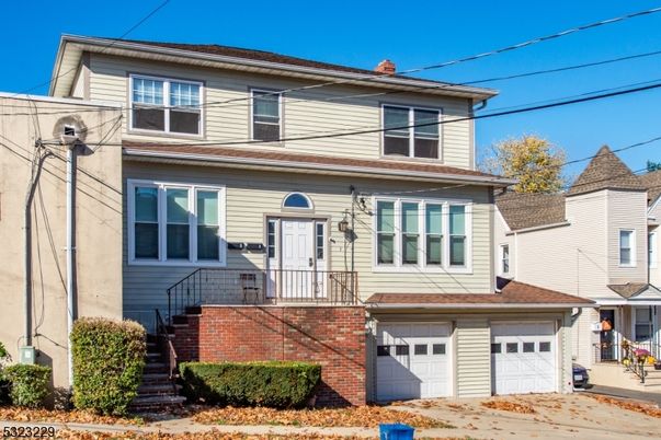Attached, Exterior, Facade, Brick Facade, American Foursquare