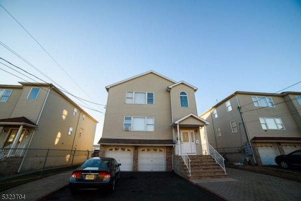 Attached, Exterior, Facade, Rowhouse