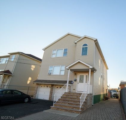 Attached, Exterior, Facade, Rowhouse
