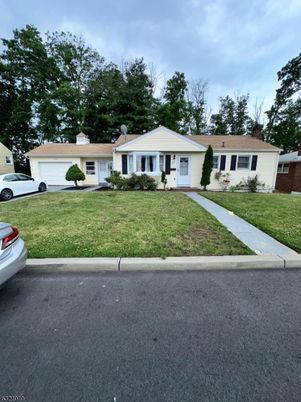 Attached, Exterior, Facade, Ranch