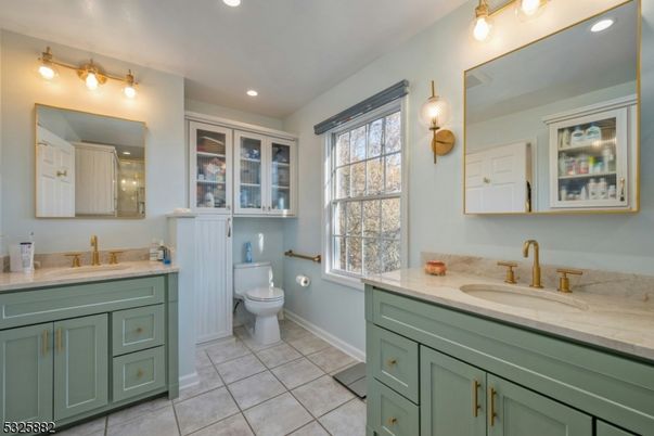 Bathroom, Dual Sink Vanities, Interior, Recessed Lighting