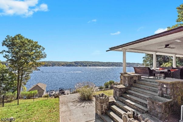 Exterior, Lake