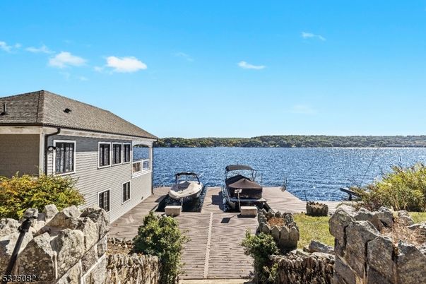 Exterior, Lake