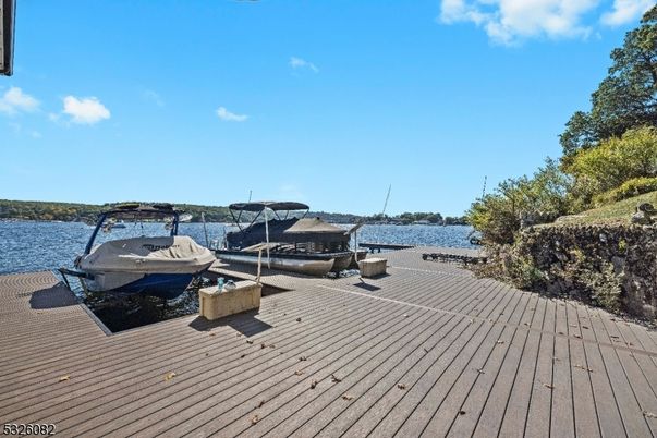 Exterior, Lake