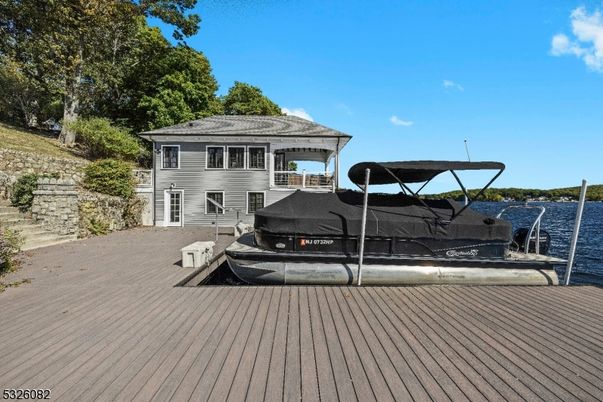 Exterior, Lake