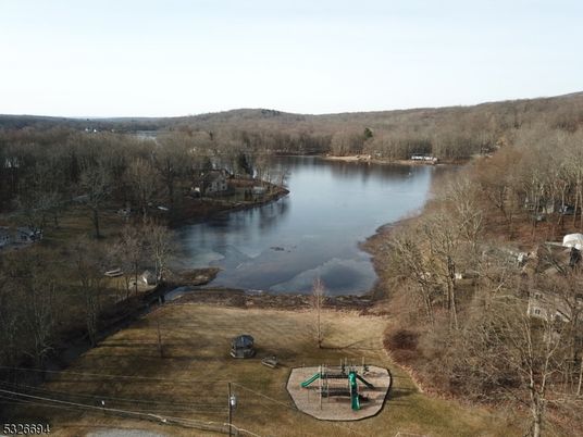 Exterior, Lake