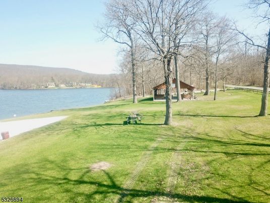 Exterior, Lake