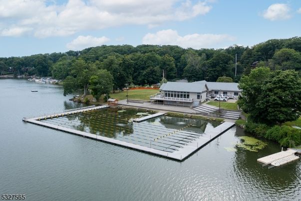 Exterior, Lake