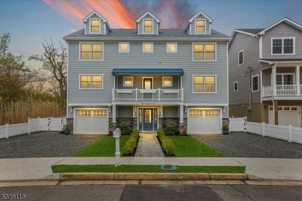 Attached, Exterior, Facade, Rowhouse