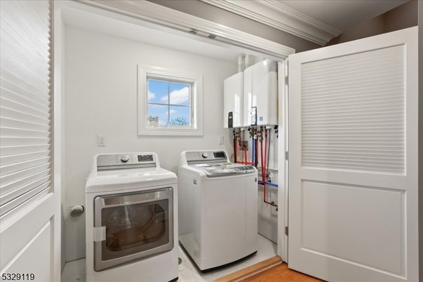 Interior, Utility Closets, Washer, Wood Texture Flooring