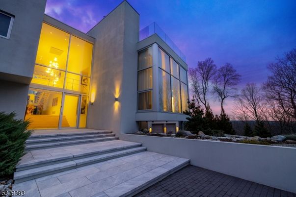 Exterior, Facade, Modern