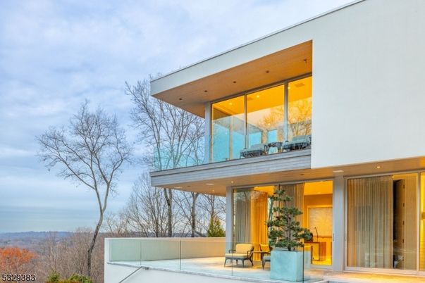 Exterior, Facade, Modern