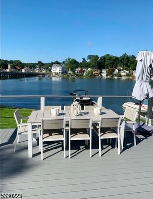 Exterior, Lake