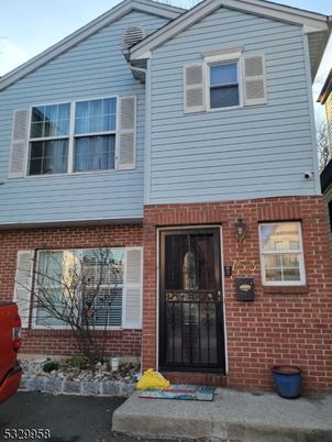 Exterior, Facade, Brick Facade, Rowhouse