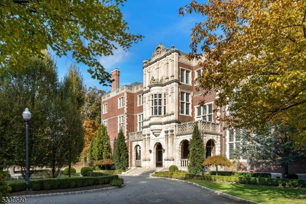 Exterior, Facade, Brick Facade, Rowhouse