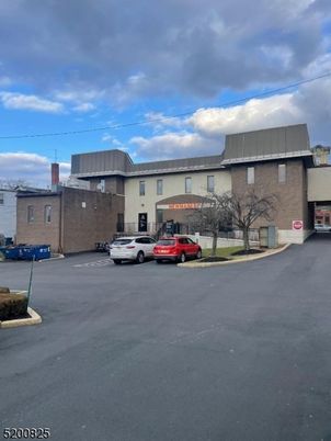 Exterior, Facade, Modern