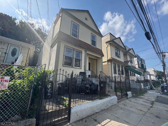 Exterior, Facade, Rowhouse