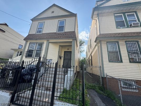 Exterior, Facade, Rowhouse