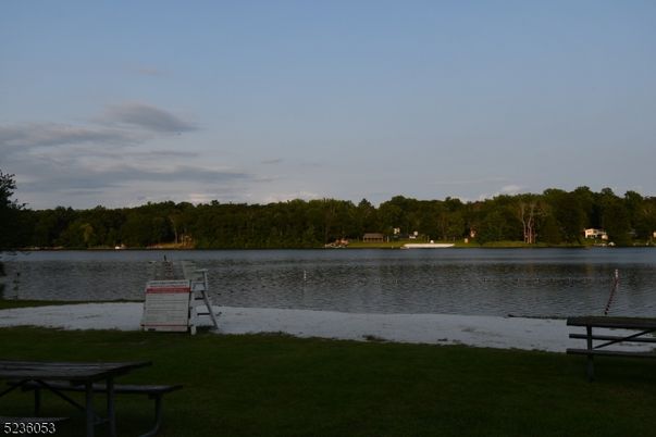 Exterior, Lake