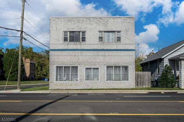 Exterior, Facade, Modern