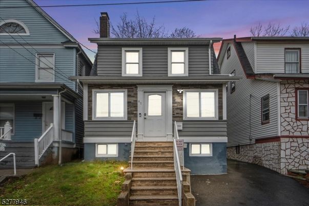 Exterior, Facade, Rowhouse