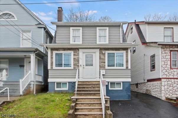 Exterior, Facade, Rowhouse