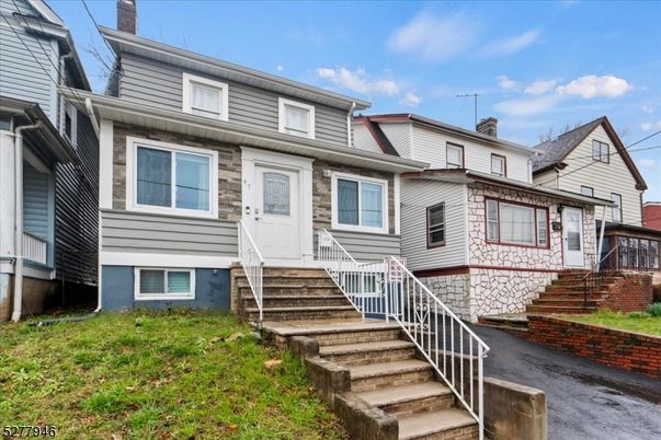 Exterior, Facade, Rowhouse