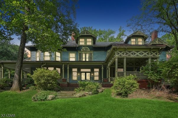 Exterior, Facade, Queen Anne Victorian
