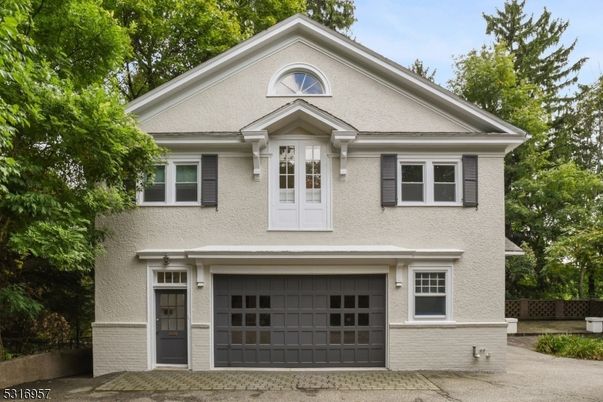 Attached, Exterior, Facade, American Craftsman