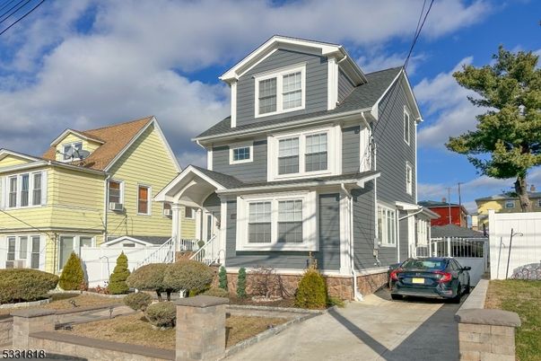 Exterior, Facade, Queen Anne Victorian