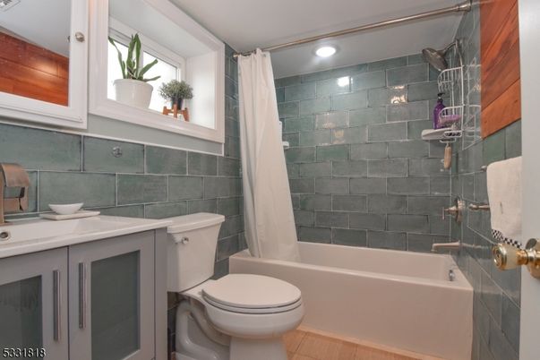 Bathroom, Interior, Recessed Lighting, Wood Texture Flooring