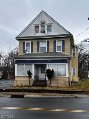 Attached, Exterior, Facade, Queen Anne Victorian