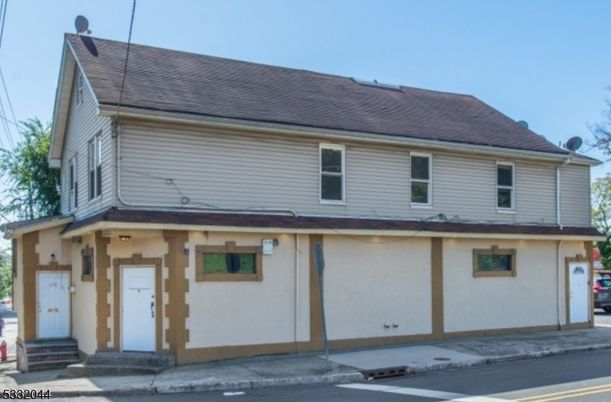 Attached, Exterior, Facade, Cape Cod