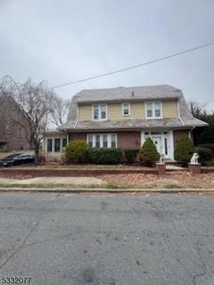 Exterior, Facade, Brick Facade, Georgian
