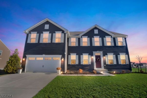 Attached, Exterior, Facade, American Craftsman