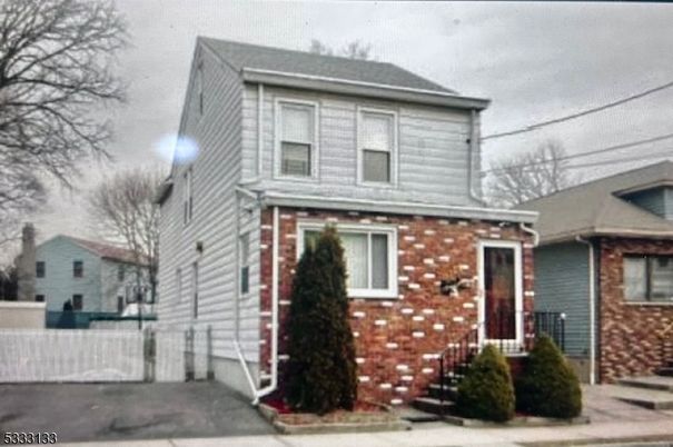 Exterior, Facade, Brick Facade, American Foursquare