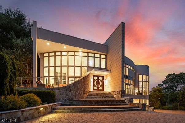 Exterior, Facade, Modern