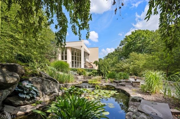 Exterior, Lake
