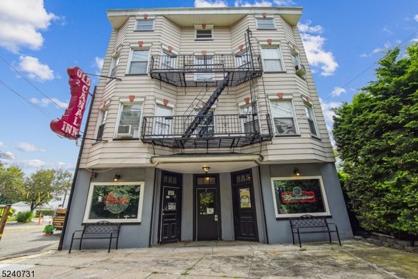 Exterior, Facade, Rowhouse