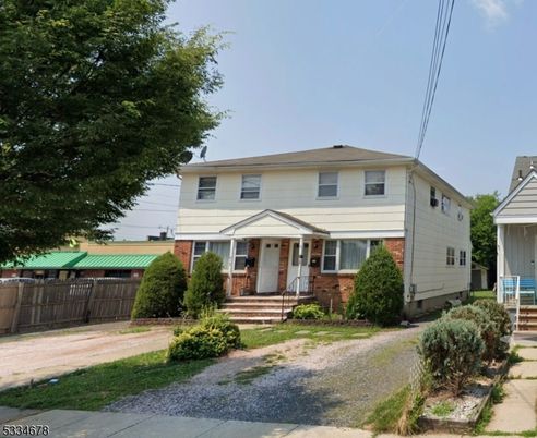 Attached, Exterior, Facade, Brick Facade, Split Level